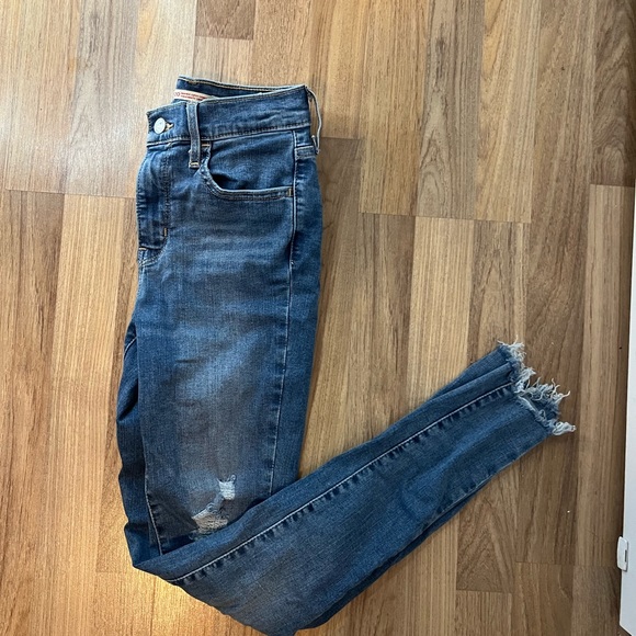 Super Skinny Levi’s - Picture 3 of 4